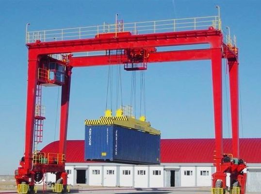 Heavy Duty 5 - 500t RTG Rubber Tire Gantry Crane Untuk bentuk kotak luar ruangan
